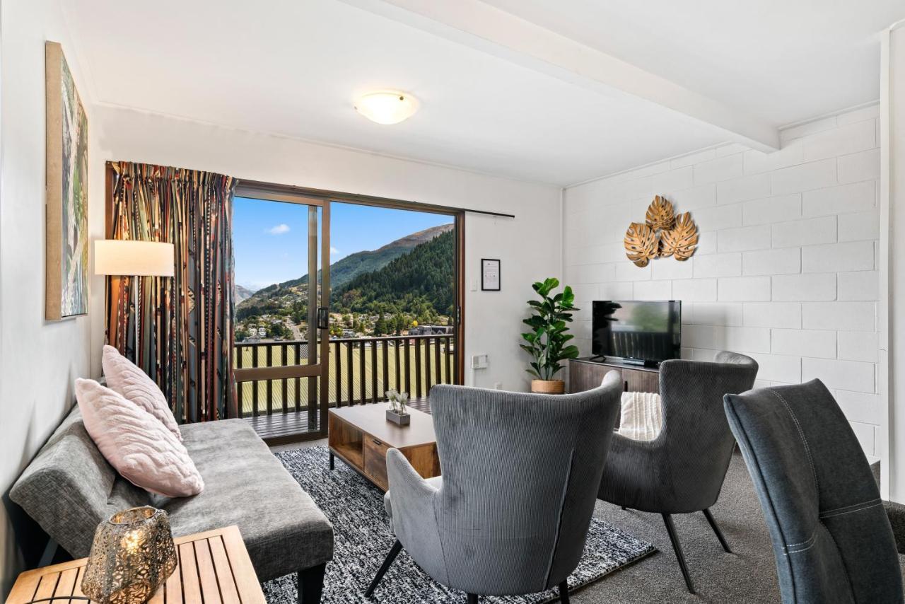 Apartment with Mountain View
