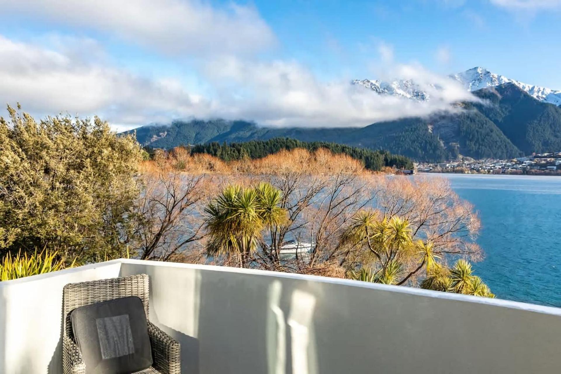 Apartment with Lake View