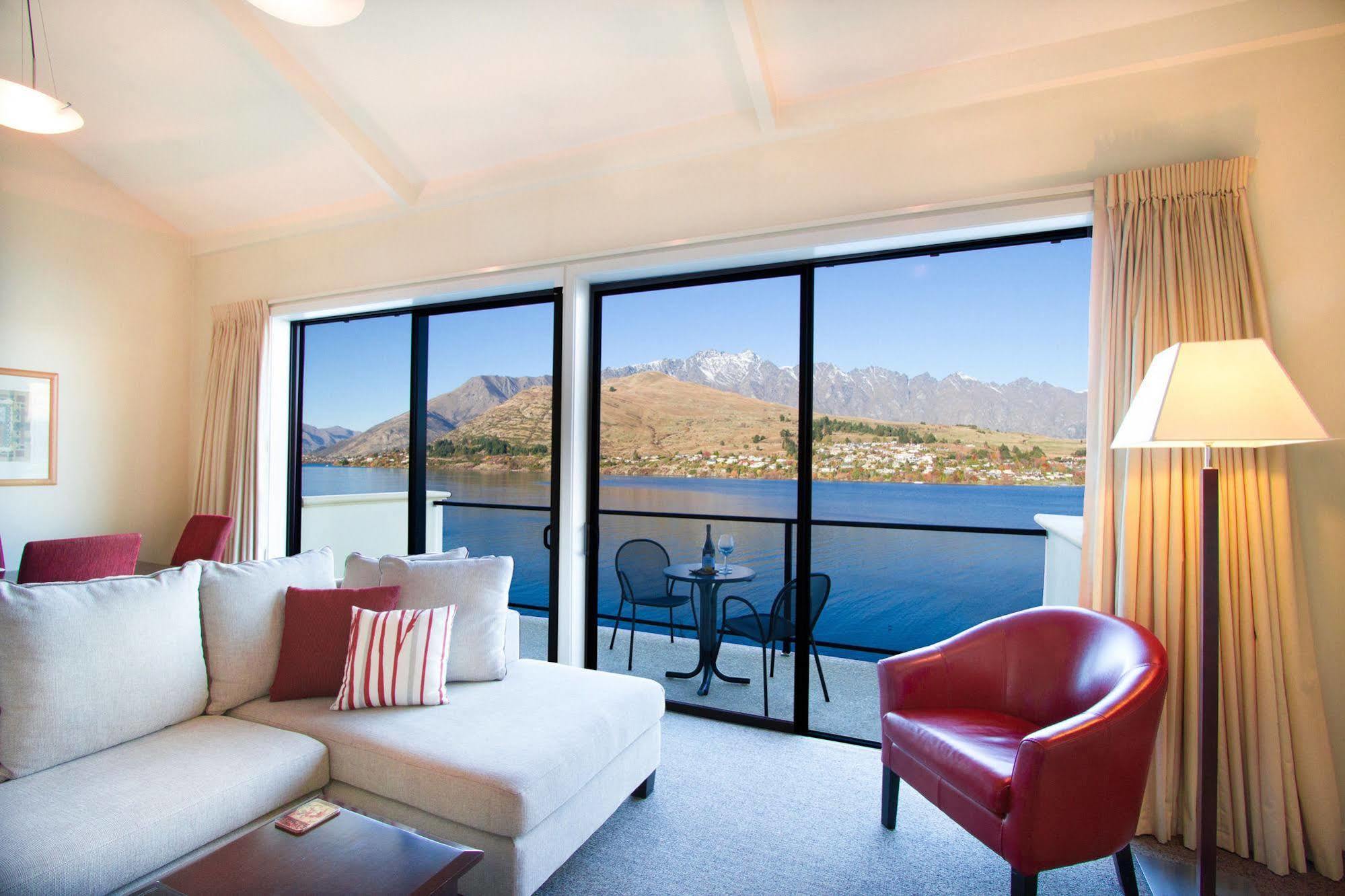 Lakefront Two-Bedroom Villa,1040732362:JPEG