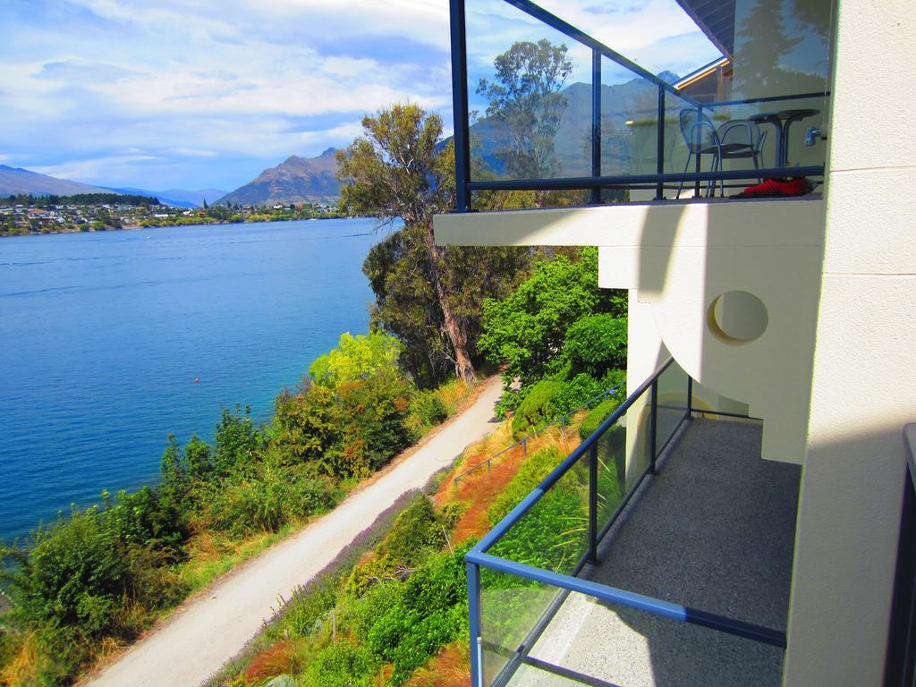 Lakefront Three-Bedroom Villa,72605681:JPEG