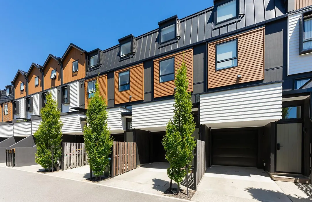 New 4Brs Townhouse, Walk To Shops & Cafes, 5Mins To Airport, 30Mins To Ski-1