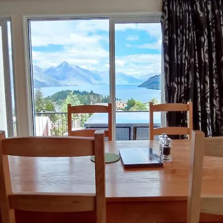 Cosy Lakeview Apartment-2