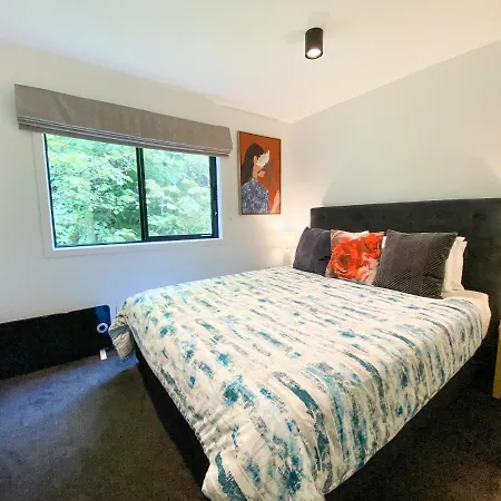 Modern 2-Bedroom Apartment 7-Mins Walk To Queenstown-3