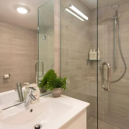 Hillside Villa 2- Walk To Town- Ac- Free Parking-2