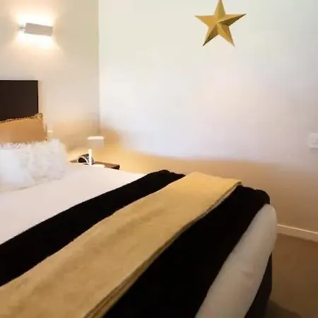 Stunning Lakeview 1 Bedroom Apartment-3