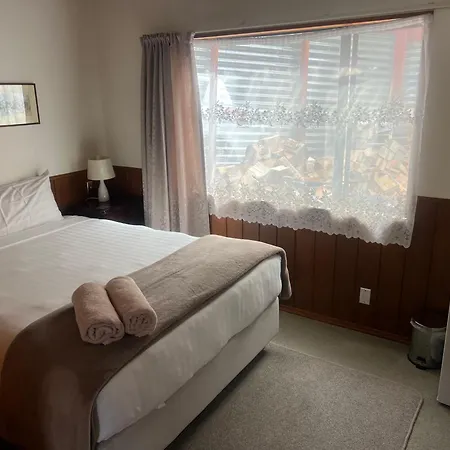 Affordable Double Room Walking Distance To Town-3