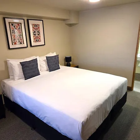 Lakefront Cinema Studio In Queenstown Cbd!-2