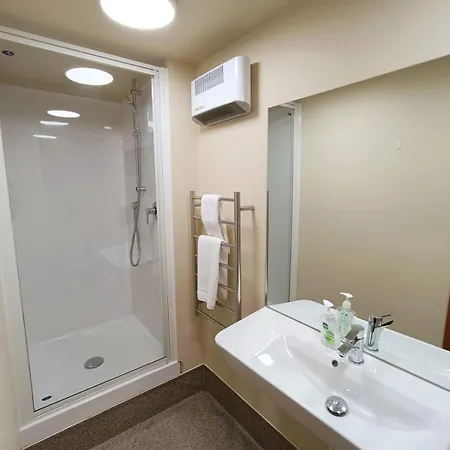 Lakefront Cinema Studio In Queenstown Cbd!-3