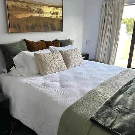 Lakefront Luxury Penthouse Central Queenstown-3