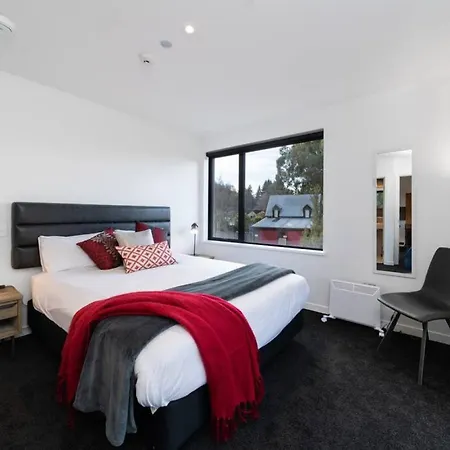 Modern Apartment With Mountain Views-Free Parking-2