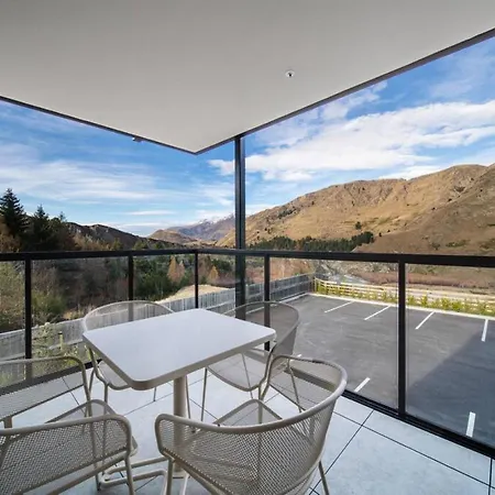 Modern Apartment With Mountain Views-Free Parking-3