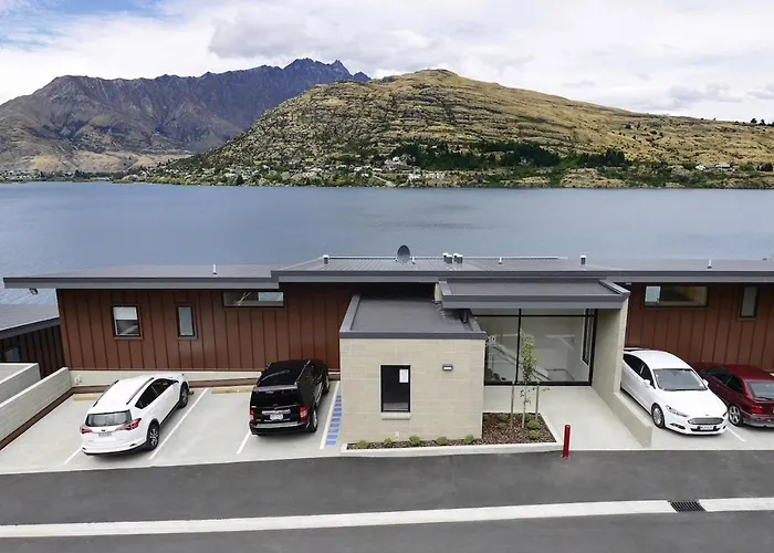 'Lakelife' Lake Front Apartment Queenstown