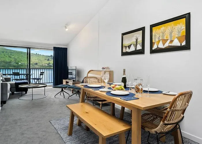 Misty Lakes - Lakefront Apartment Queenstown
