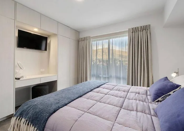Misty Lakes - Lakefront Apartment Queenstown
