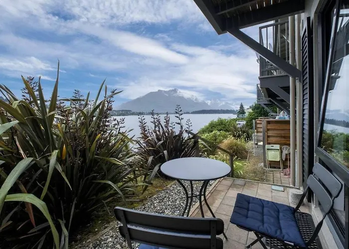Misty Lakes - Lakefront Apartment Queenstown