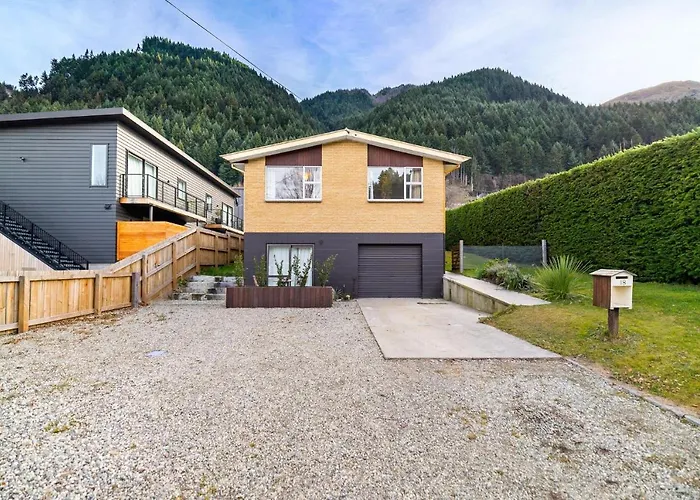 Character Retro Family Home In Queenstown