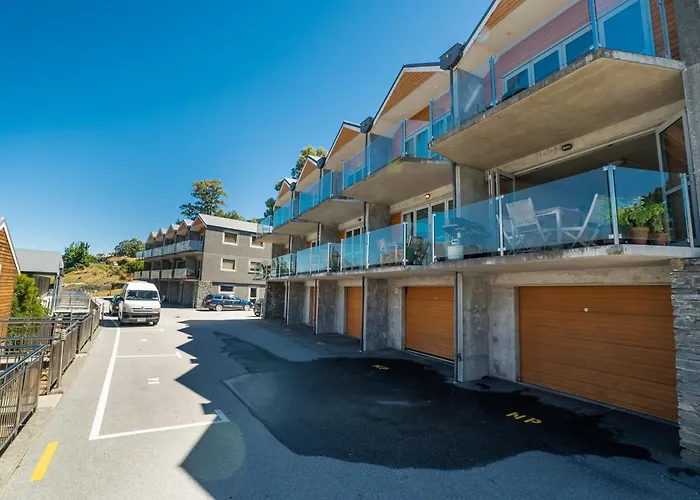 Lakeside Living - Modern 2-Bedroom Apartment Queenstown