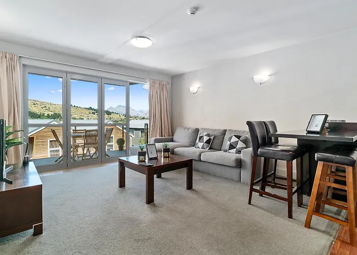 Lakeside Living - Modern 2-Bedroom Apartment Queenstown