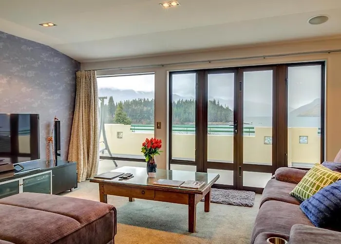 Lakefront Luxury Penthouse Central Queenstown