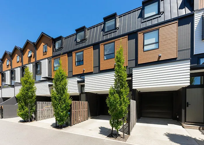 New 4Brs Townhouse, Walk To Shops & Cafes, 5Mins To Airport, 30Mins To Ski Queenstown