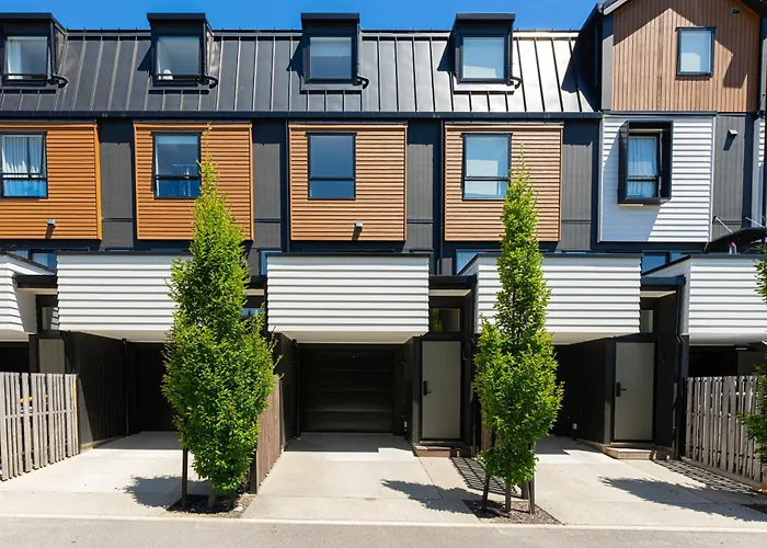 New 4Brs Townhouse, Walk To Shops & Cafes, 5Mins To Airport, 30Mins To Ski Queenstown
