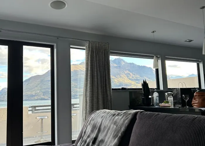 Lakefront Luxury Penthouse Central Queenstown